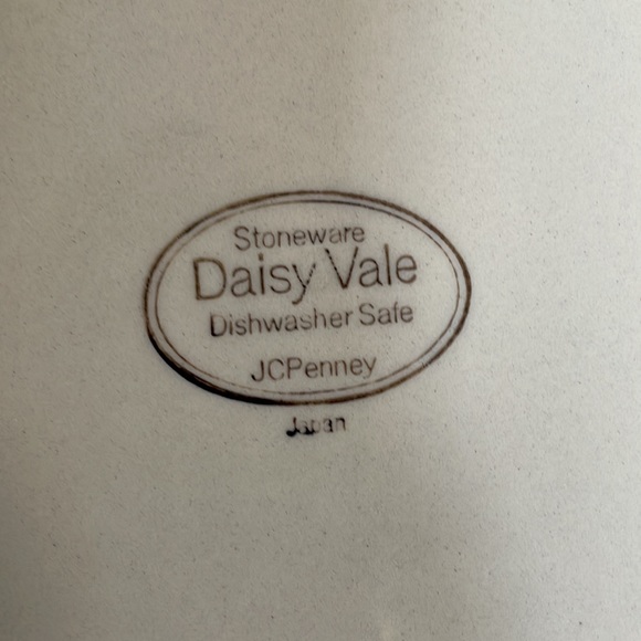 Four Vintage Daisy Vale Dinner Plates - Picture 2 of 11